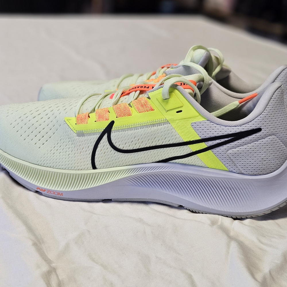 Nike White and Neon Yellow Running Shoes (LIKE NEW CONDITION)